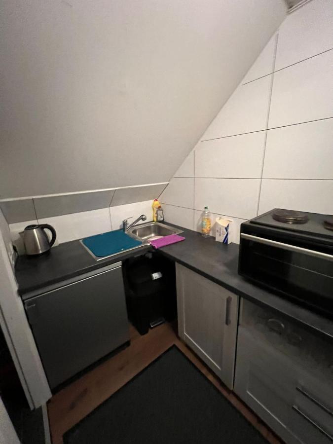Adam'S Hostel - Self Check-In & Only Private Rooms Düsseldorf Esterno foto